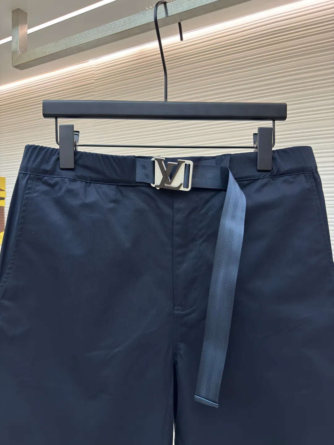 LOUIS VUITTON alloy waist button shorts ●Authentic product: 8000 purchased and developed ●Item number: 1680554-B05 ●Fabric: silk cotton fabric ●Technology: singeing ●Version: fitted version ●Weight: about 335 grams ●Size: 44-46-48-50 ●Description: The fabric is made of 60s*60s twill imitation Tencel cotton. The gray fabric is singed and then mercerized and then dyed in an air flow cylinder. The finished fabric has a satin luster like Tencel. It is matched with a small mesh lining made of 75D nylon. The mold is made to customize the aluminum alloy hardware. Six-hole screws are assembled manually. The aluminum alloy is tinned and colored by electroplaters. The surface shows brushed waterfall lines, and a rectangular puller with logo is used in the front and center. The overall wiring is straight and delicate, the fabric is comfortable and soft, and the color is consistent without color difference. It can be matched with the same style to create a fashionable look and control various occasions. Customized accessories, complete with three standards, same style for men and women!